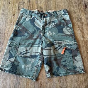 3/27$ Wrangler Boys Green Camouflage Cargo Shorts size 14 regular